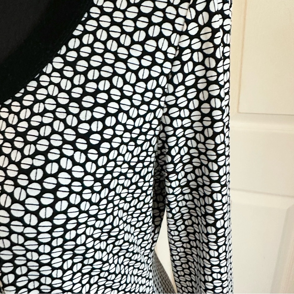 Karen Kane Black and White Coffee Bean Print Stretch Handkerchief Hem Tunic Top - Picture 3 of 6